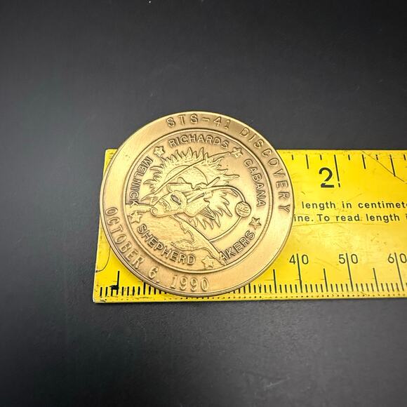 1990 NASA STS-41 Discovery Space Shuttle Solar Polar Mission Ulysses Bronze Coin - Picture 6 of 8